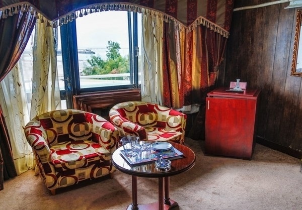پذیرایی آپارتمان ها هتل جهانگردی دلوار بوشهر